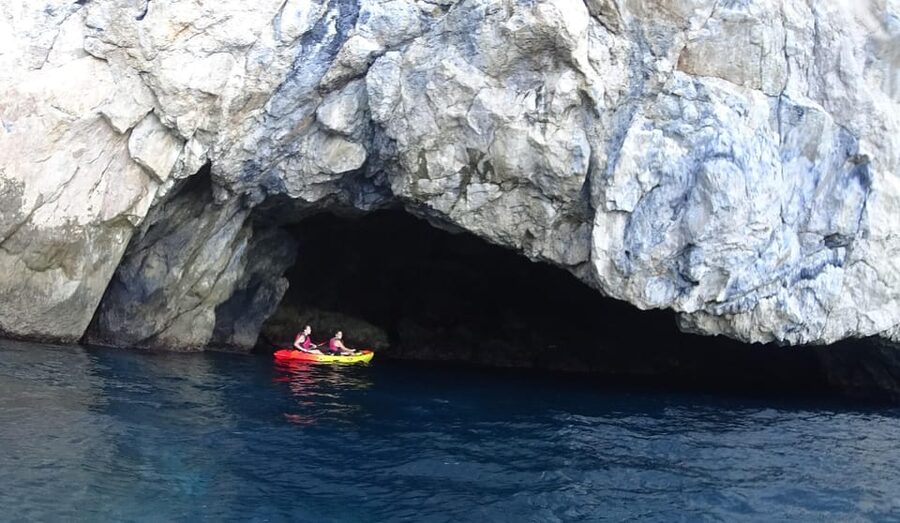 La Herradura: Kayak Tour in Cerro Gordo Natural Park - Caves, cliffs, and coves along the coast