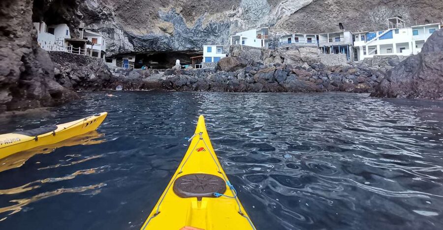 La Palma: Cueva Bonita Kayaking Tour - Paddling the volcanic coast