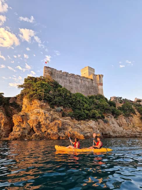 La Spezia: Sunset Kayak & Caves Tour w/ Swimming & Aperitif - Meeting at Baia Blu and getting ready