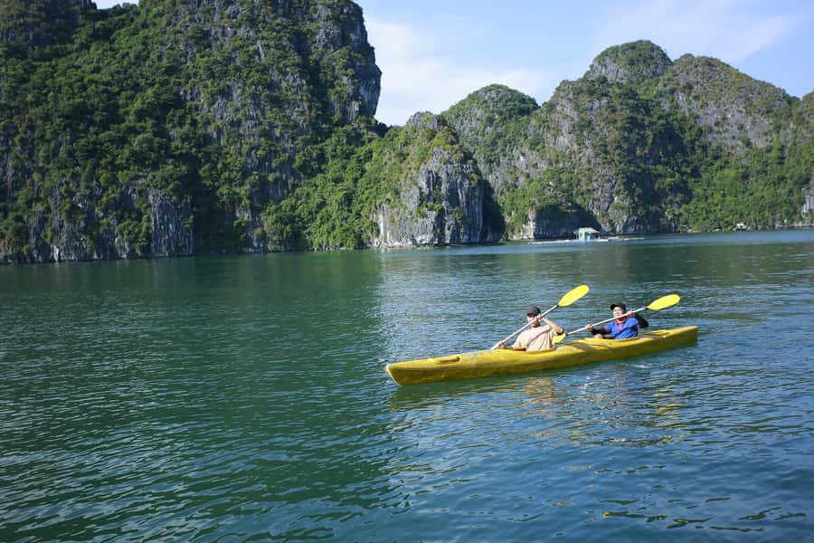 Lan Ha Bay - Kayaking 1 Day on cruise - 8:00 pickup from Cat Ba town