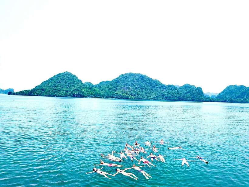 LanHa Bay : Kayaking at night see bioluminescent plankton - Passing Cai Beo floating village