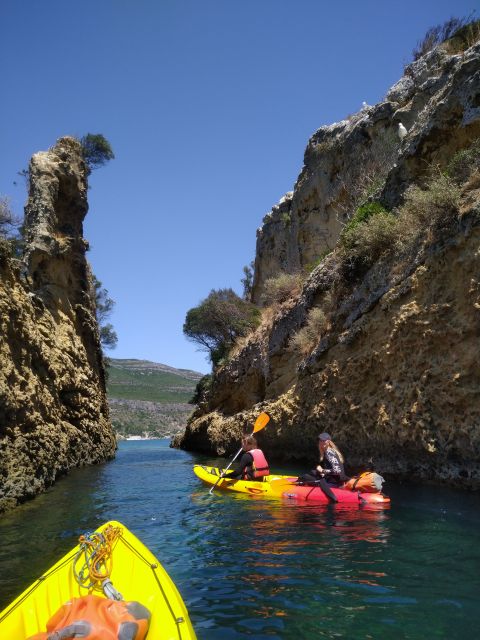 Lisbon: Arrábida Kayak and Coasteering Adventure Tour - A beach picnic with Portuguese flavor