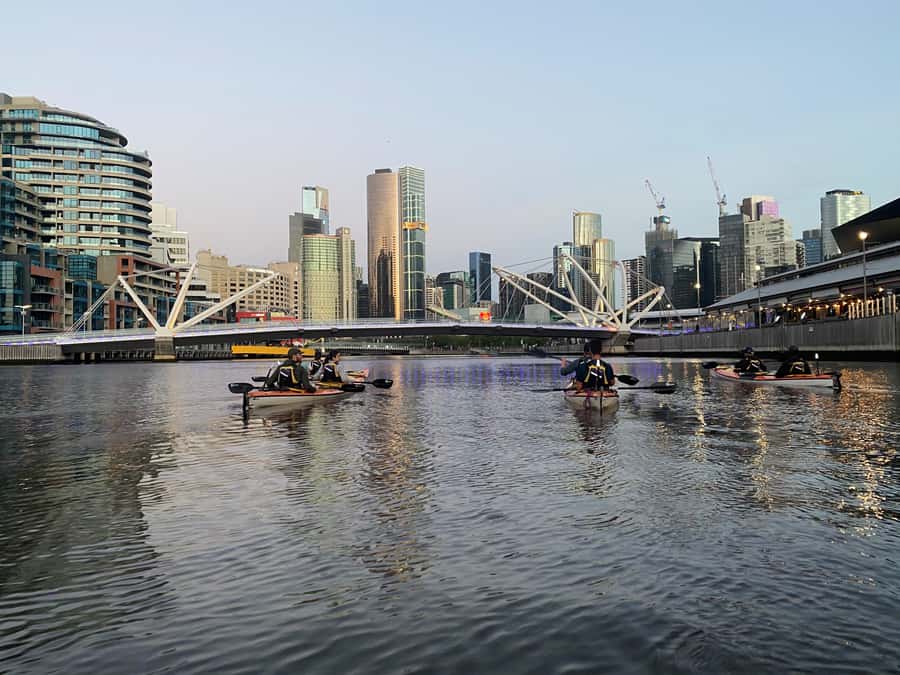 Melbourne: Sunset Kayak Tour with Dinner - Under the Bolte Bridge and into the evening