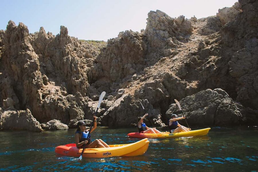 Menorca: Kayak rental in Fornells - Finding the Wooden Cabins at Fornells