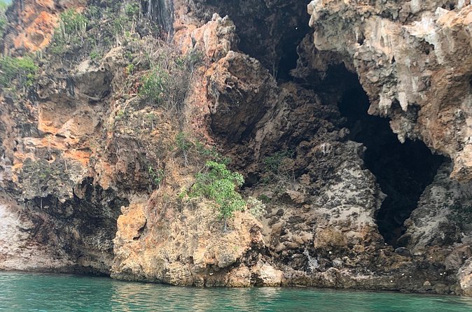 Morning Kayaking Tour to Little Bay - The optional rope climb and cliff jump