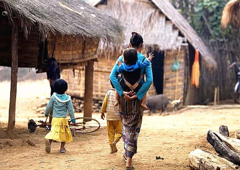 Nong Khiaw: 2-Day Trekking,Hmong village,Home Stay&Kayaking - Bamboo work with a local villager
