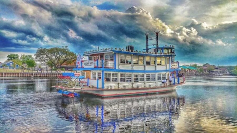 North Myrtle Beach: Dinner Cruise on a Paddle Wheel Boat - Music, commentary, and the people who shape the evening