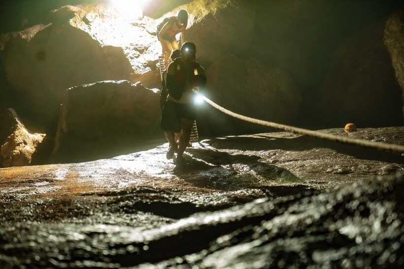Phong Nha: Phong Nha Cave Expedition 4.5 km by Kayak - The underground lake and a swim in the dark