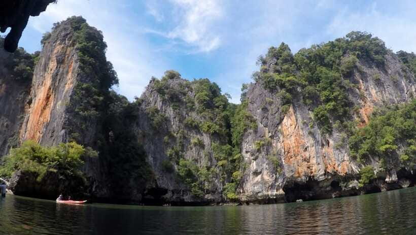 Phuket: Phi Phi & James Bond Island Combo Day Tour w/Lunch - Koh Panyi and life over the water