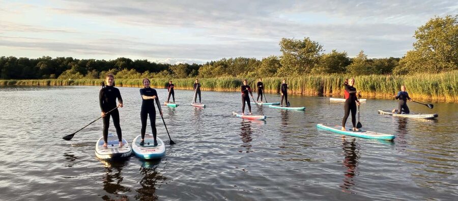 Prerow: Standup paddle sunset tour with picnic - Learning to stand before the sun drops