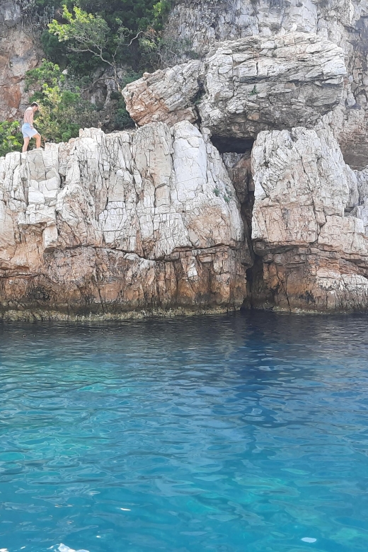 Private tour on a sailboat - Swim and paddle - Antibes Cape - A guided look at the villas and Hotel Eden Roc