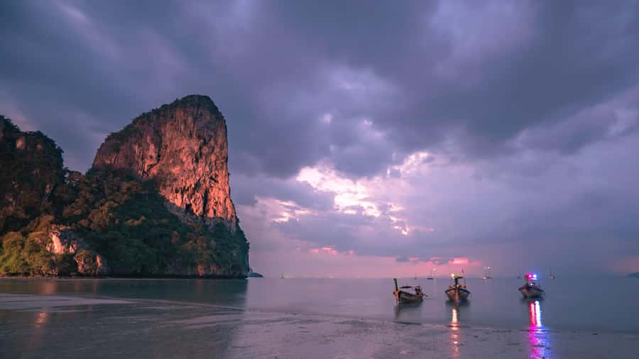 Railay: Illuminated Clear Kayak Night Tour Bioluminescence - The guide team and beginner support