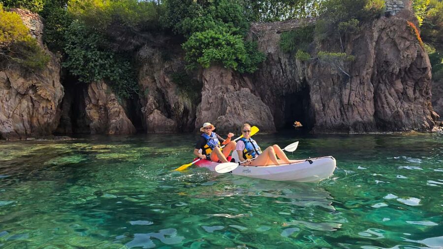 Rando Kayak Agay Guided Visit - Agay’s Red Coast Seen From the Sea
