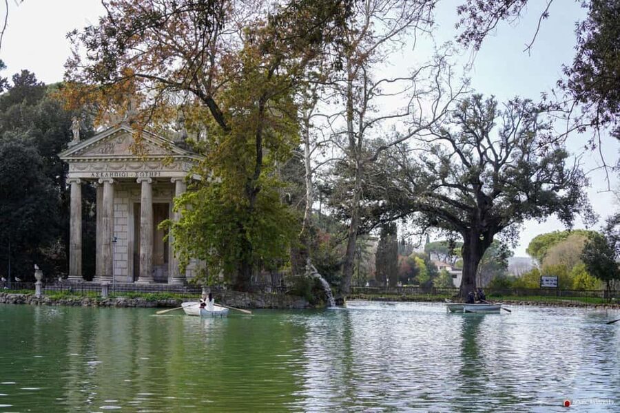 ROME: Villa Borghese Lake tour by boat paddling independently +aperitivo - Key points at a glance