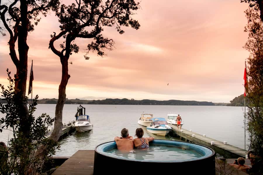 Rotorua: Evening Starlight Gourmet Kayak Tour with dinner - The return paddle under the stars