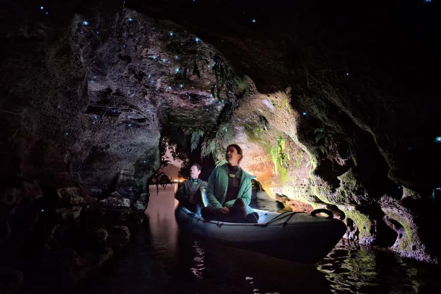 Rotorua: Glow Worm Kayak Tour - Twilight paddling along the lake edge