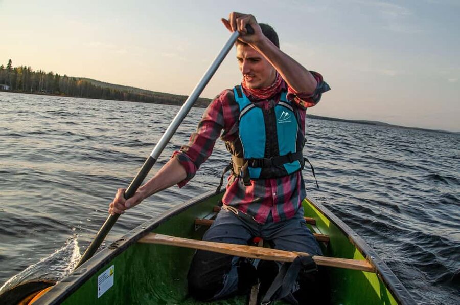 Rovaniemi: Canoe Adventure in Lapland - A snack break with hot drinks
