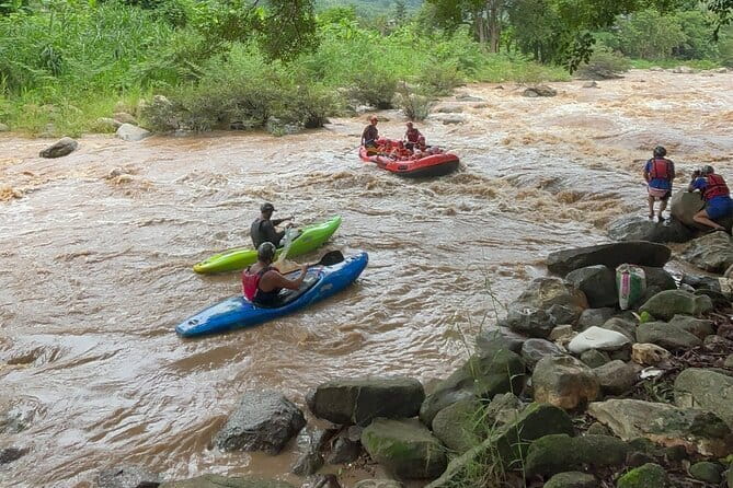Safety whitewater rafting in Chiangmai by Khampan Rafting - Getting ready for the Maetaeng River