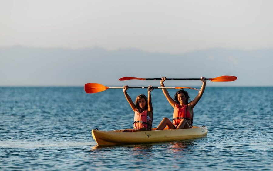 Salou: club kayak Cambrils with hotel pickup - The beach arrival and equipment