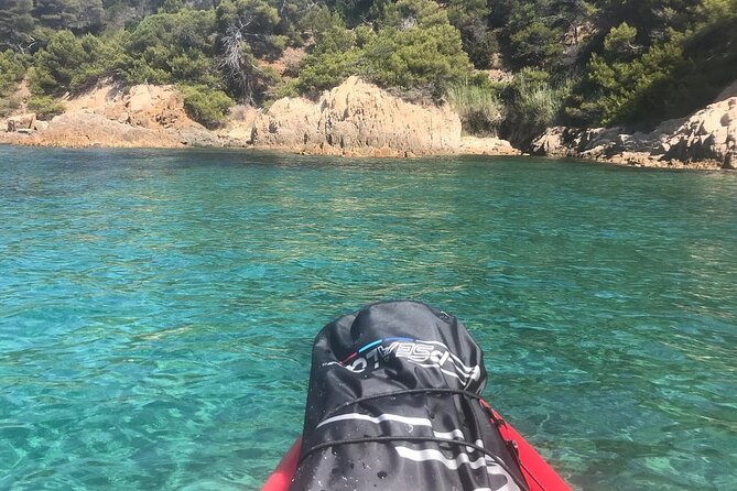Sea kayaking in the heart of the Ramatuelle Nature Reserve - The optional three-meter rock jump