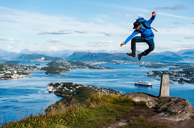 Seakayak And Hike in Ålesund - Coming ashore at Hessa