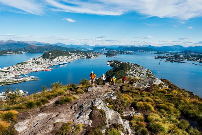 Seakayak And Hike in Ålesund - Kayaking through Brosundet