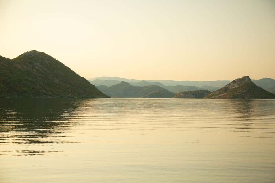 Skadar Lake: Individual Kayaking, hidden canals and swimming - Starting at Boat Milica in Virpazar