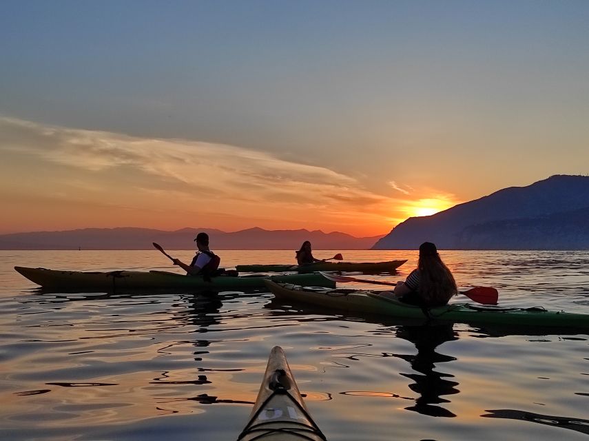 Sorrento: Premium Kayaking Experience with Swimming - Paddling beneath Sorrento’s cliffs