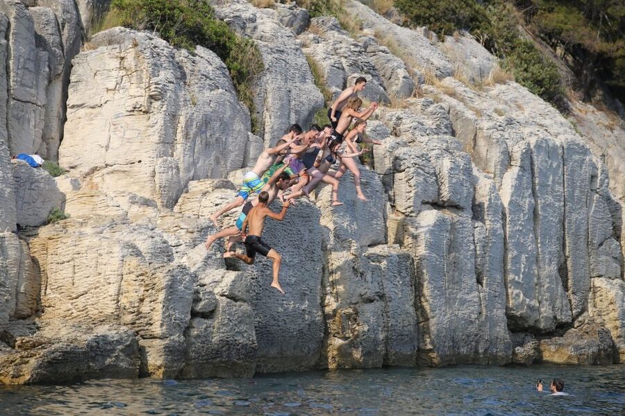 Split 4-Hour Guided Sea Kayak Tour - The south shore, pyramid rocks, and your water break