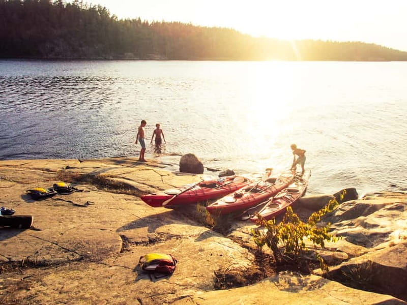 Stockholm: Archipelago Islands Kayak Tour and Outdoor Picnic - Reaching Vaxholm by Water