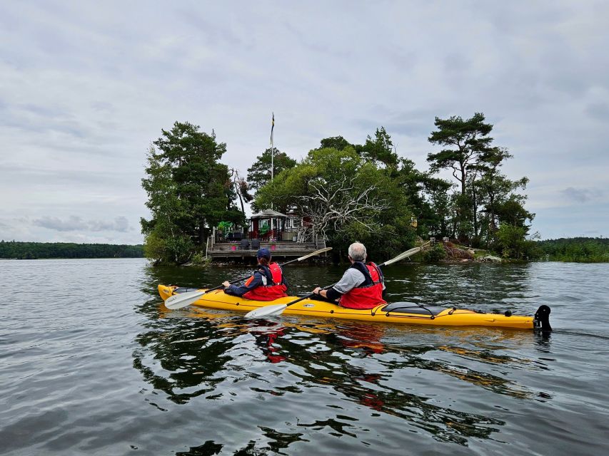 Stockholm: Guided Kayak Tour to Drottningholm Royal Palace - Island lunch with a campfire feel