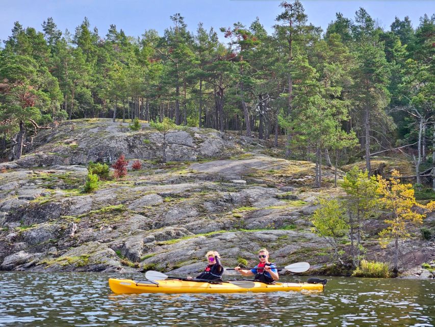Stockholm: Guided Kayak Tour to Drottningholm Royal Palace - The return paddle and drive back