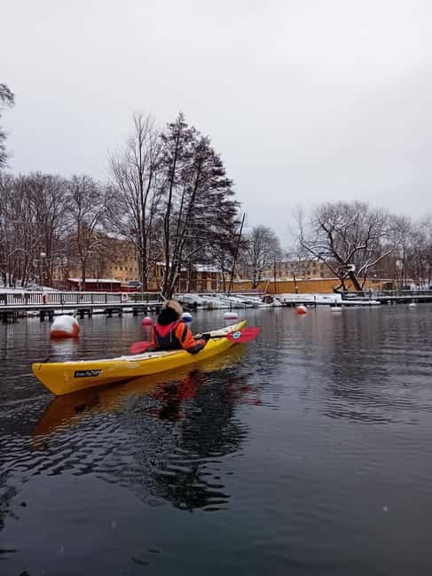 Stockholm: Winter Kayaking Tour through the City Centre - The first 30 minutes: clothing, safety, and paddling basics
