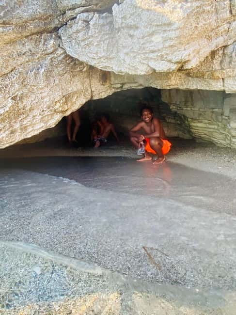 Sunset kayak/Sup tour - Lukova tiny caves and Secret beaches - What the $34 price really covers