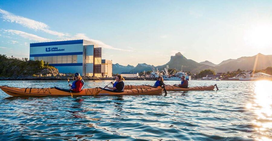 Svolvær: Evening Kayaking Adventure - How the early evening timing affects the experience