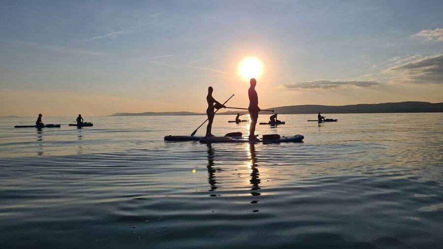 Tihany: SUP Course and Tour at Lake Balaton - Your first hour: boards, paddles, and the simulator